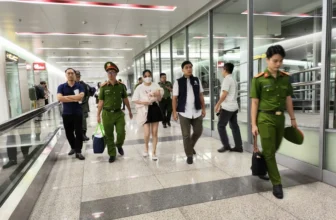 Vợ “Mr Hunter” Lê Khắc Ngọ bị dẫn giải về Việt Nam