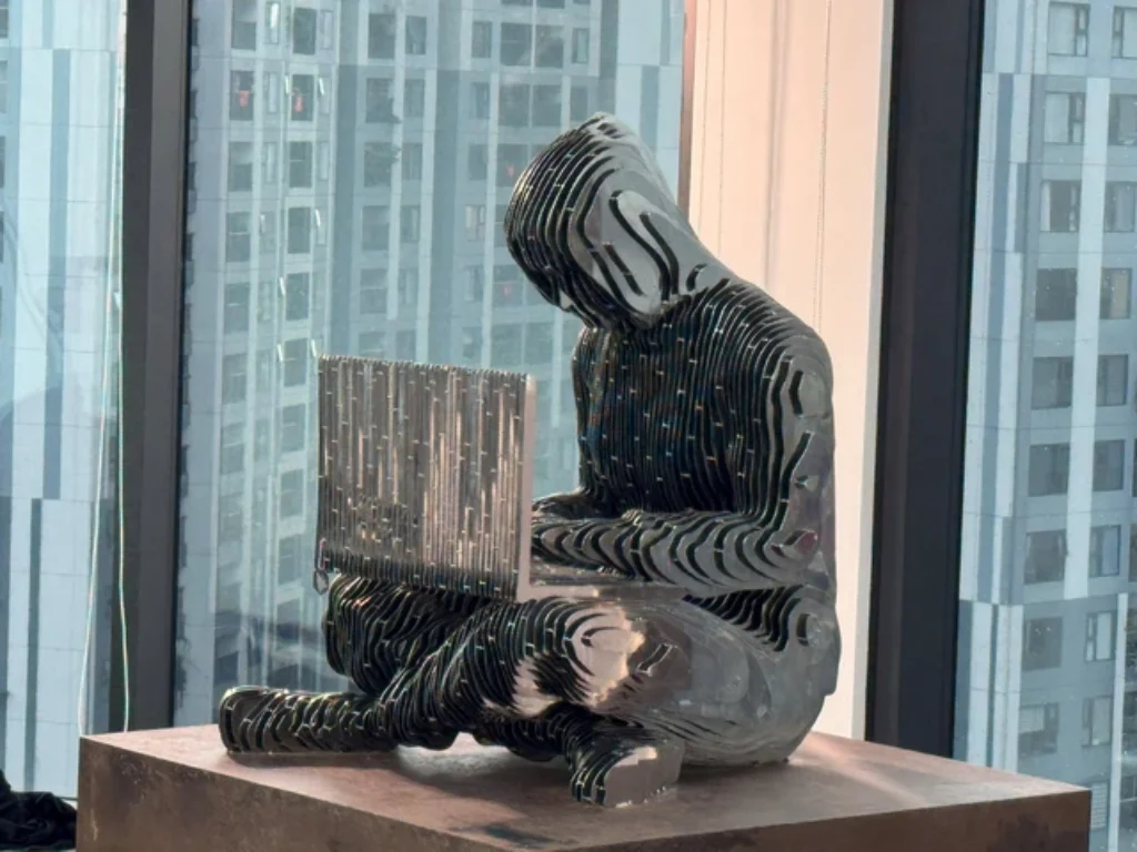 Tượng "cha đẻ" Bitcoin Satoshi Nakamoto